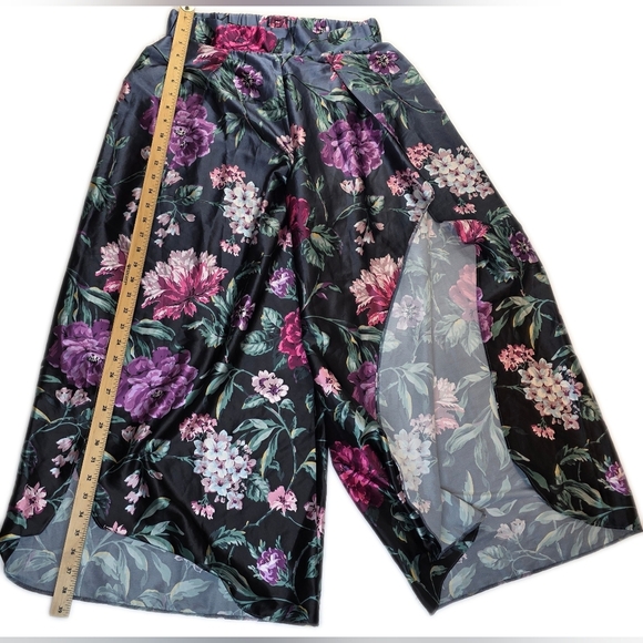 Victorias Secret Floral Lounge Pants. Poly. Med - Picture 3 of 8